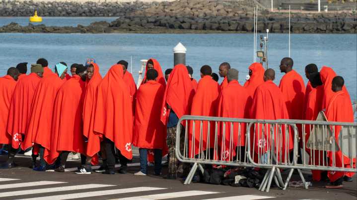 Salvamento rescata a 62 personas que viajaban en dos cayucos cerca de las costas canarias