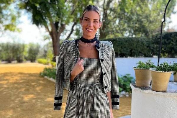 La invitada más elegante que con su vestido midi a cuadros elevó el look gracias a la chaqueta tendencia de este otoño
