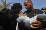 Gaza reporta 28 muertos por ataques israelíes y otros 13 por hambre en un día
