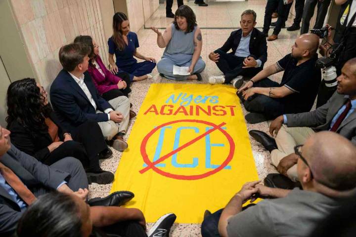 Arrestaron a funcionarios de Nueva York en protesta por condición de migrantes detenidos en edificio federal