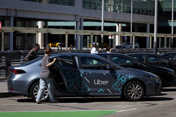 Uber acelera sus acuerdos con taxistas para esquivar las limitaciones en Barcelona