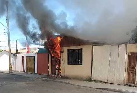 VIDEO | Incendio afecta vivienda en población Hermanos Carrera de Vallenar