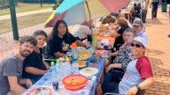 El Lauredal se sienta a la mesa con invitados