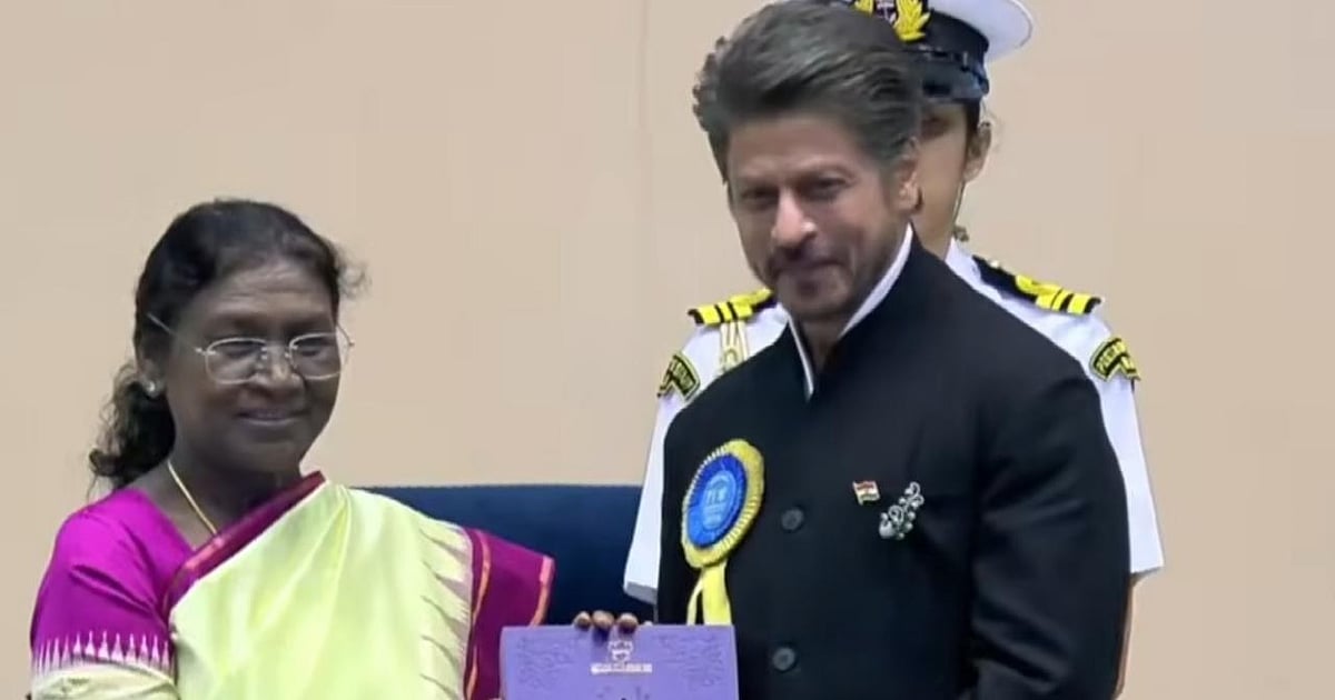 Entertainment Shah Rukh Khan receives his first National Award, ends 30