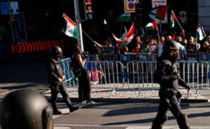 Protesta interrumpe la última etapa de la Vuelta en Madrid