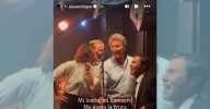 Feijóo se sube a un karaoke para cantar y hacer suyo el "me gusta a la fruta" contra Sánchez