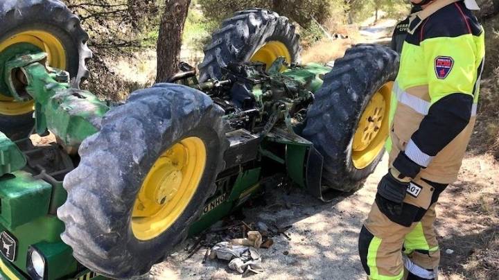 Muere un joven al volcar el tractor con el que trabajaba en una finca agrícola