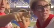 Video viral: fan de los Phillies arrebata pelota a niño y la llaman “la loca de los Phillies”