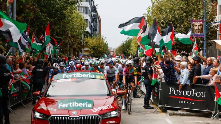 Albares se muestra partidario de expulsar al equipo israelí de La Vuelta: "No podemos tener una relación de normalidad como si nada"