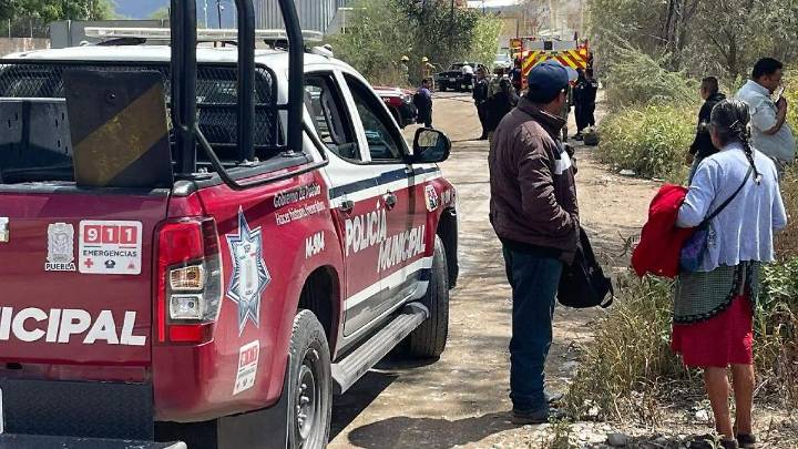 Se salva familia de la Sierra Negra de quedar atrapada dentro de camioneta en llamas sobre la Tehuacán