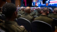 Trump instó a sus generales a vigilar "el enemigo interior" en Estados Unidos