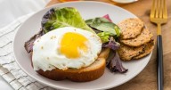 Comer un huevo en el desayuno, ¿un hábito saludable o un riesgo para el corazón? Qué dicen los especialistas