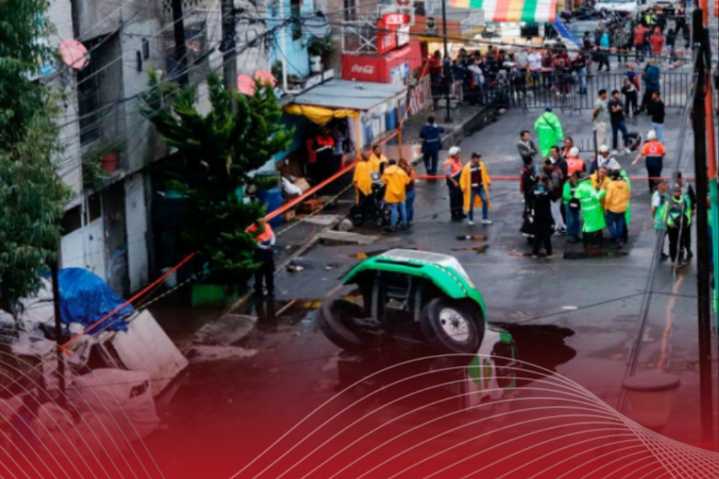 Socavón en Iztapalapa se “traga” camión repartidor de refrescos