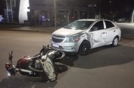 Fuerte choque entre una moto y un auto en Argentino Valle y Las Heras