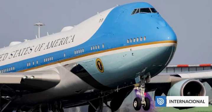 Reprenden a piloto de avión comercial por volar "cerca" del Air Force One: "¡Deja el iPad!"
