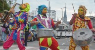 En zancos por la 23: compañía bogotana dio inicio a la cuota callejera del Festival Internacional de Teatro