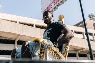 Terence Crawford Issues Six-Word Statement as 20K Fans Show Up for Hometown Victory Parade After defeating Canelo Alvarez, Terence Crawford is welcomed back as a hero in his hometown of Omaha by 20K f