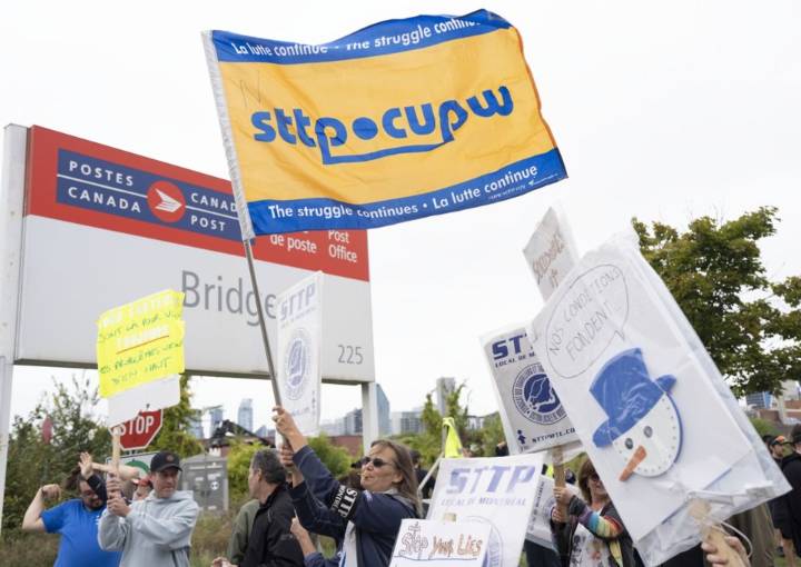 Striking Canada Post union urges Ottawa to walk back sweeping mandate changes