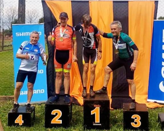 Hugo Dohle conquistó un podio y se mantiene como líder en el Campeonato Paranaense de Ciclismo de Montaña de Paraguay