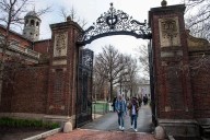 Jueza federal ordena a gobierno de Trump anular recortes para becas en Harvard