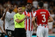 El Valencia resiste primero y supera después a un Athletic con diez