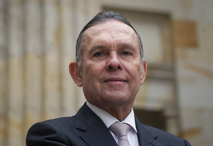 “Efraín Cepeda sí sabe cómo derrotar el petrismo en Colombia”: Cepeda