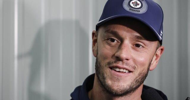 Jonathan Toews skates with hometown Jets ahead of comeback season