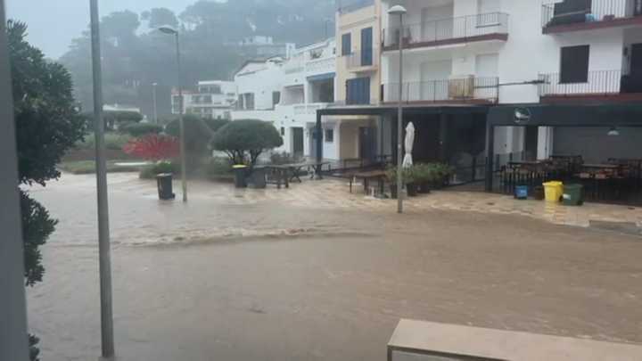 Un temporal de auga e vento azouta Cataluña, provocando inundacións e cortes de estradas