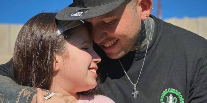La niña que se conmueve al enterarse de la dura infancia que vivió su papá y el video que se viralizó: “Dé un paso al frente”
