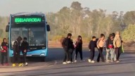 Tras el accidente fatal de las hermanas en Las Heras, los alumnos cruzan a diario en una curva sin visibilidad