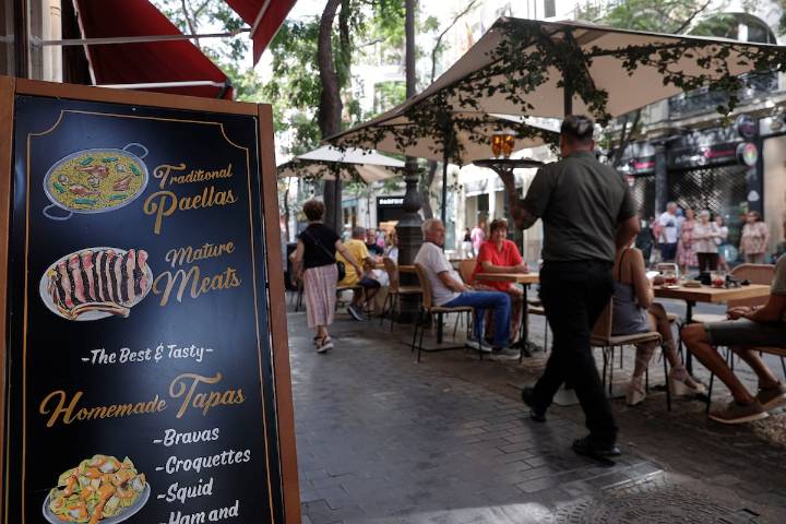 El final de la temporada alta del turismo eleva el paro en 22.000 personas en agosto mientras se pierden 200.000 empleos