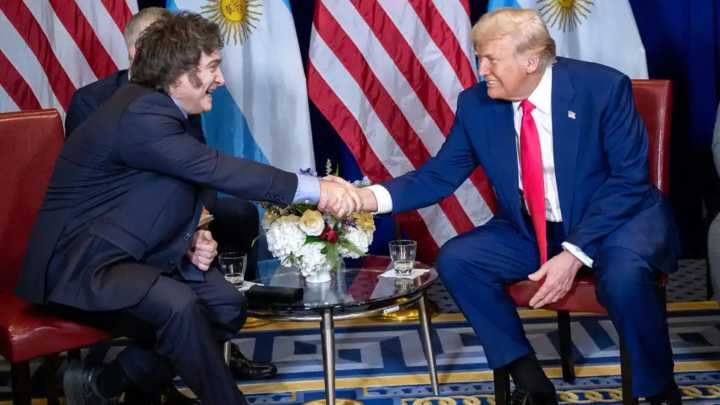 Milei partió rumbo a Nueva York para reunirse con Trump en busca de respaldo financiero