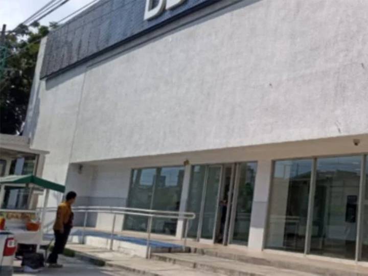 Retira 2 millones de pesos del banco y lo asaltan al salir