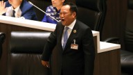 Tailandia elige a un multimillonario monárquico como primer ministro