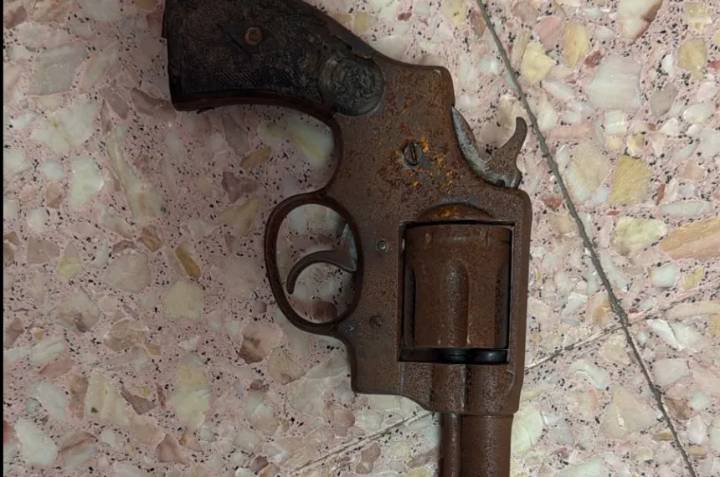 Detienen a un joven por robo y secuestran un arma "oxidada"