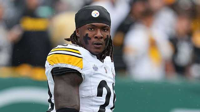 Steelers bench former Hawkeye Kaleb Johnson after kick