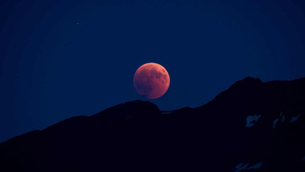 Cuándo y cómo ver desde Cantabria la ‘Luna de Sangre’: uno de los eclipses lunares más largos de la década