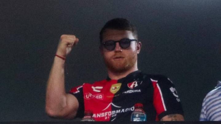 Canelo Álvarez alza la mano para comprar al Atlas