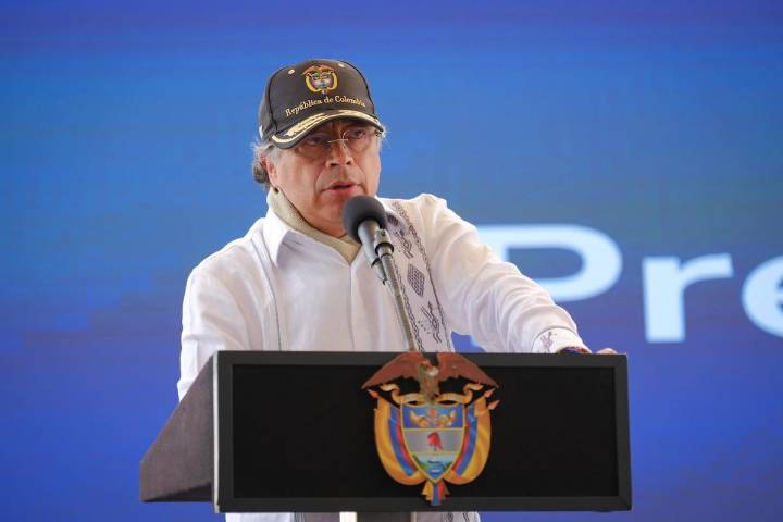 Al senador Uribe Turbay lo mató la mafia que vive en Europa: Petro tras reclamo al Parlamento