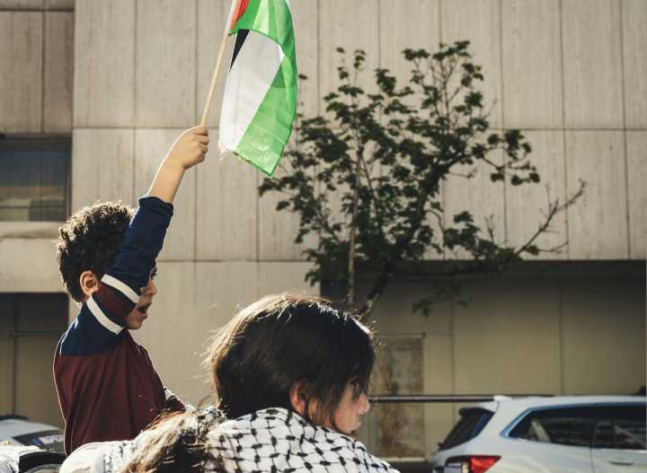 Llegan a Chile 68 palestinos evacuados de la Franja de Gaza