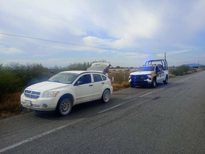 Guardia Estatal auxilia a familia con vehículo averiado en carretera Tula