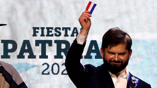 Boric en décimas: "Es mi último 18 con la banda tricolor / pienso en irme, no hay dolor"