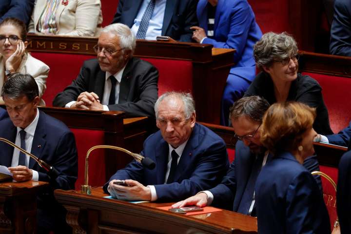 Bayrou presentó su dimisión a Macron que nombrará a un nuevo primer ministro
