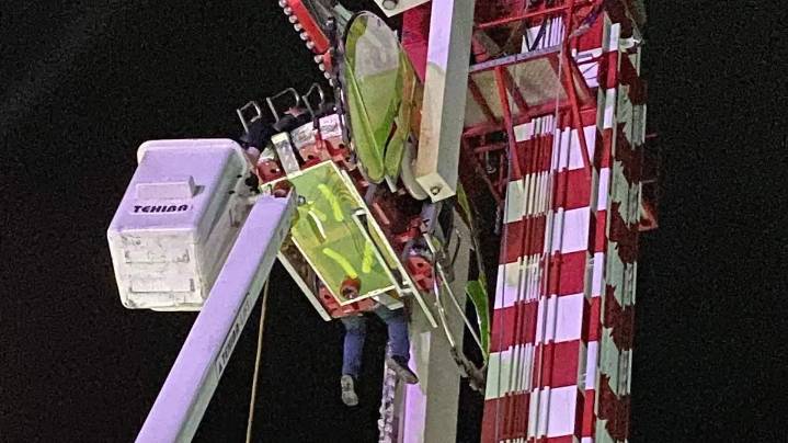 Luego de tres horas, rescatan a dos personas atrapadas en juego mecánico en feria de San Felipe