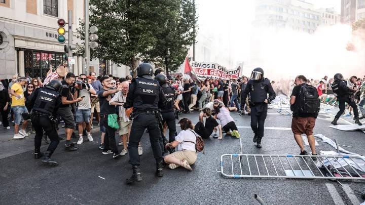 Primeros videos de las protestas en la etapa 21 de la Vuelta a España: rompieron todo