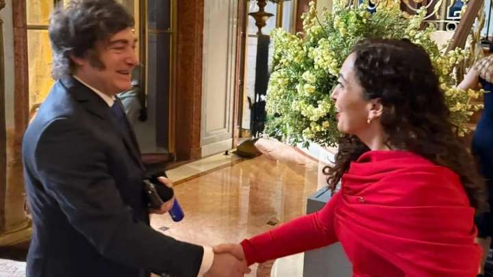 Polémico saludo entre Milei y la presidente de Kosovo, país que Argentina no reconoce y tiene tropas en Malvinas