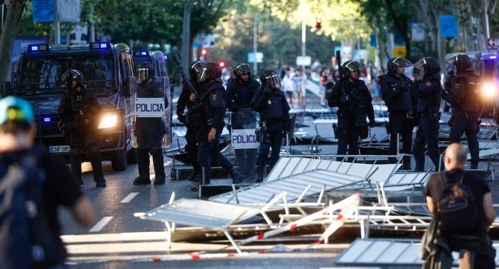 España: Los incidentes en el final de La Vuelta dejan 22 policías heridos y dos detenidos 