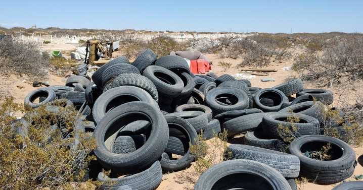 Descubren montones de desechos plásticos en inmediaciones de panteón San Rafael