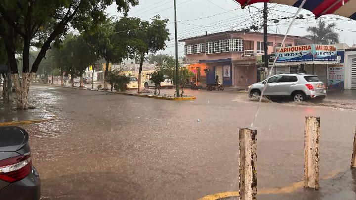 Fuertes lluvias en Culiacán dejan calles inundadas, vehículos varados y menor fallecido