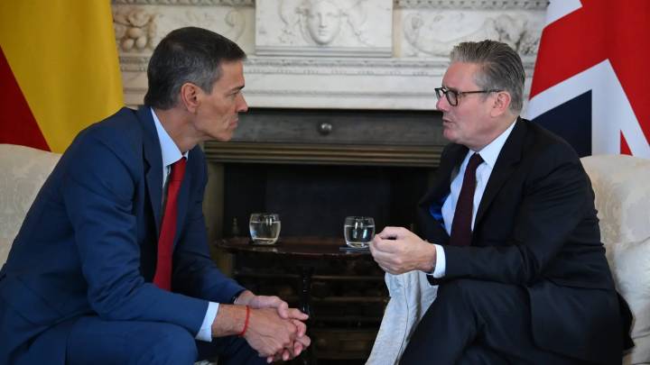 Sánchez y Starmer escenifican su sintonía y apuestan por relanzar la relación tras el acuerdo sobre Gibraltar